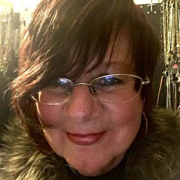 Meet your Posher, Laurie - Picture 1 of 1